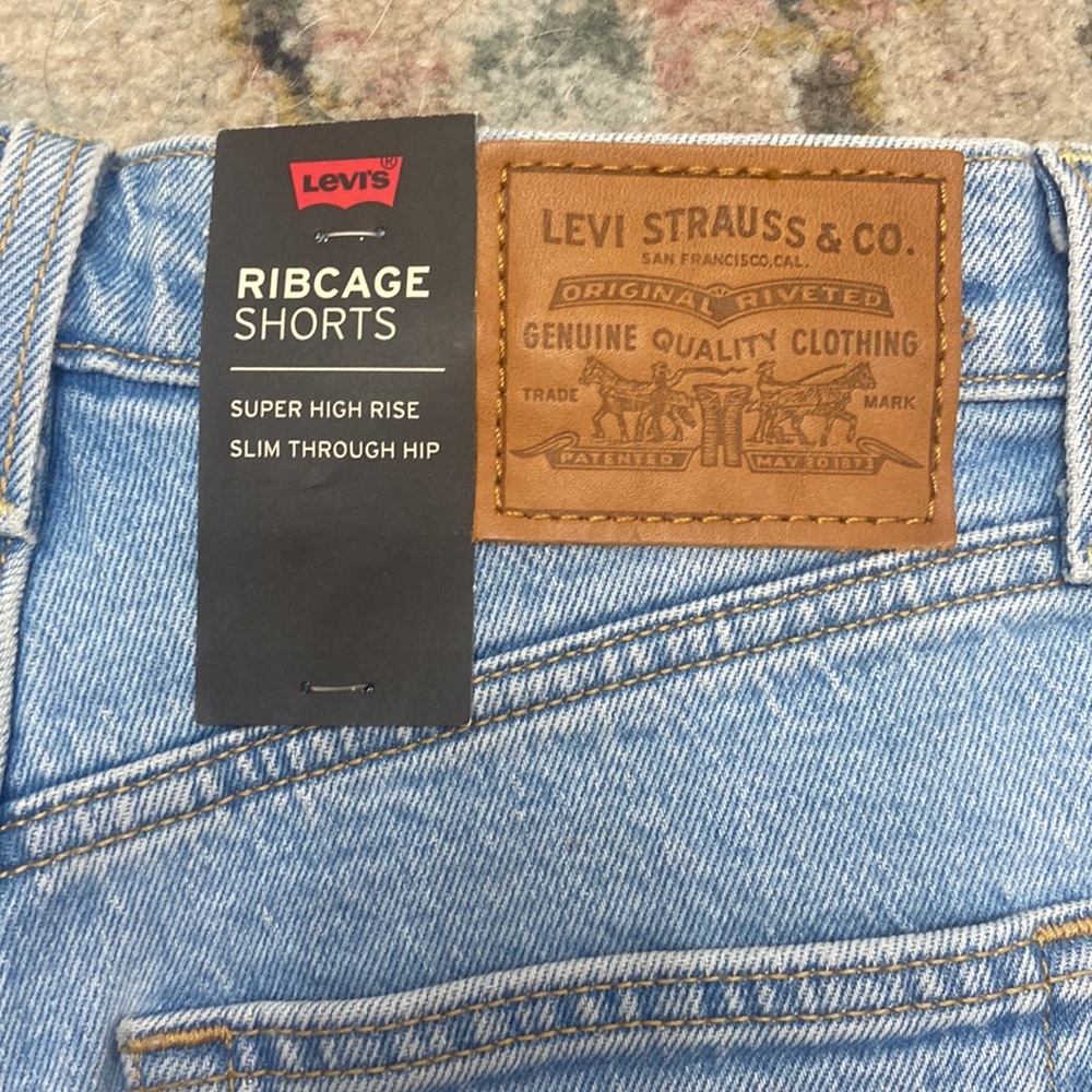 Levi’s Ribcage Shorts - Picture 4 of 6